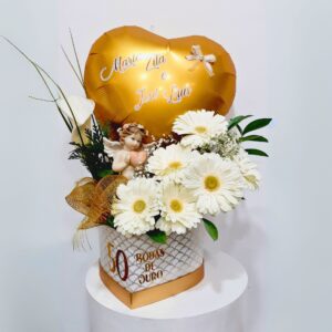 Arranjo Bodas de ouro com balão, anjo e flores