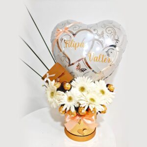 Presente para Bodas de Ouro com flores, chocolates e balão coração branco