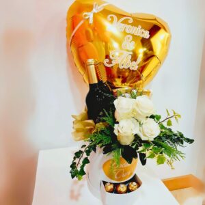 Arranjo Bodas de ouro com flores,balão vinho e chocolates em dourado e branco