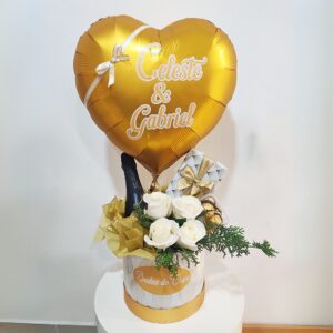Arranjo Bodas de ouro com flores,balão vinho e chocolates em dourado e branco