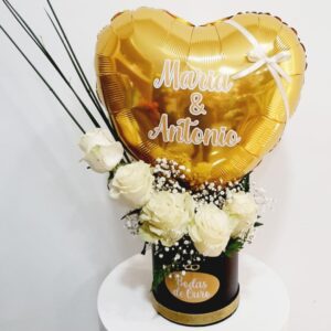 Arranjo Bodas de ouro flores e balão em dourado branco e preto