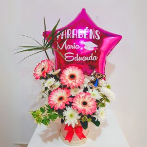 Arranjo de flores e balão personalizado finalista em fucsia